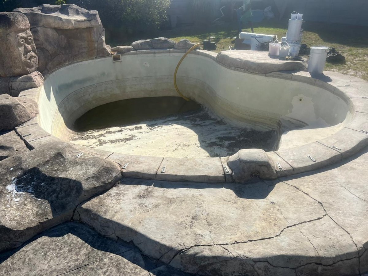 Cleaning a swimming pool in Plattekloof